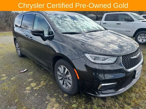 Used 2023 Chrysler Pacifica Touring-L image 2