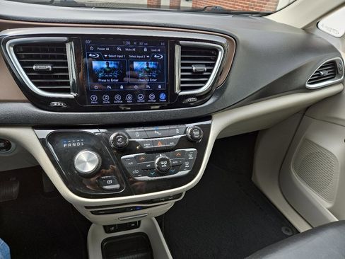 Used 2017 Chrysler Pacifica Touring-L Plus w/ Tire & Wheel Group FWD image 20