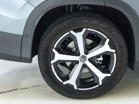 New 2025 Volkswagen Tiguan SE image 50