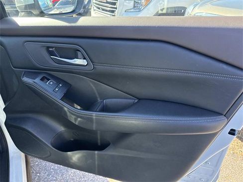 Used 2023 Nissan Rogue SL w/ SL Premium Package image 18