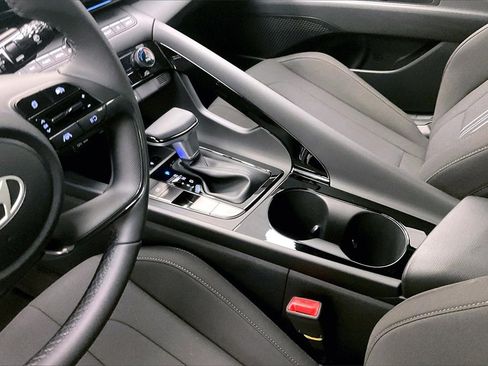 Certified 2025 Hyundai Elantra SEL image 8