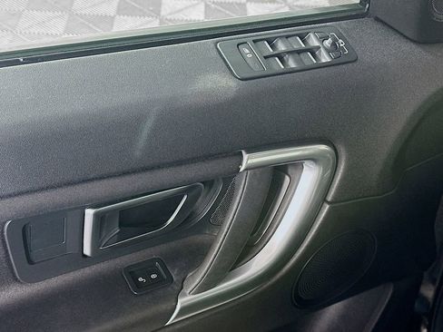 Used 2019 Land Rover Discovery Sport SE image 24