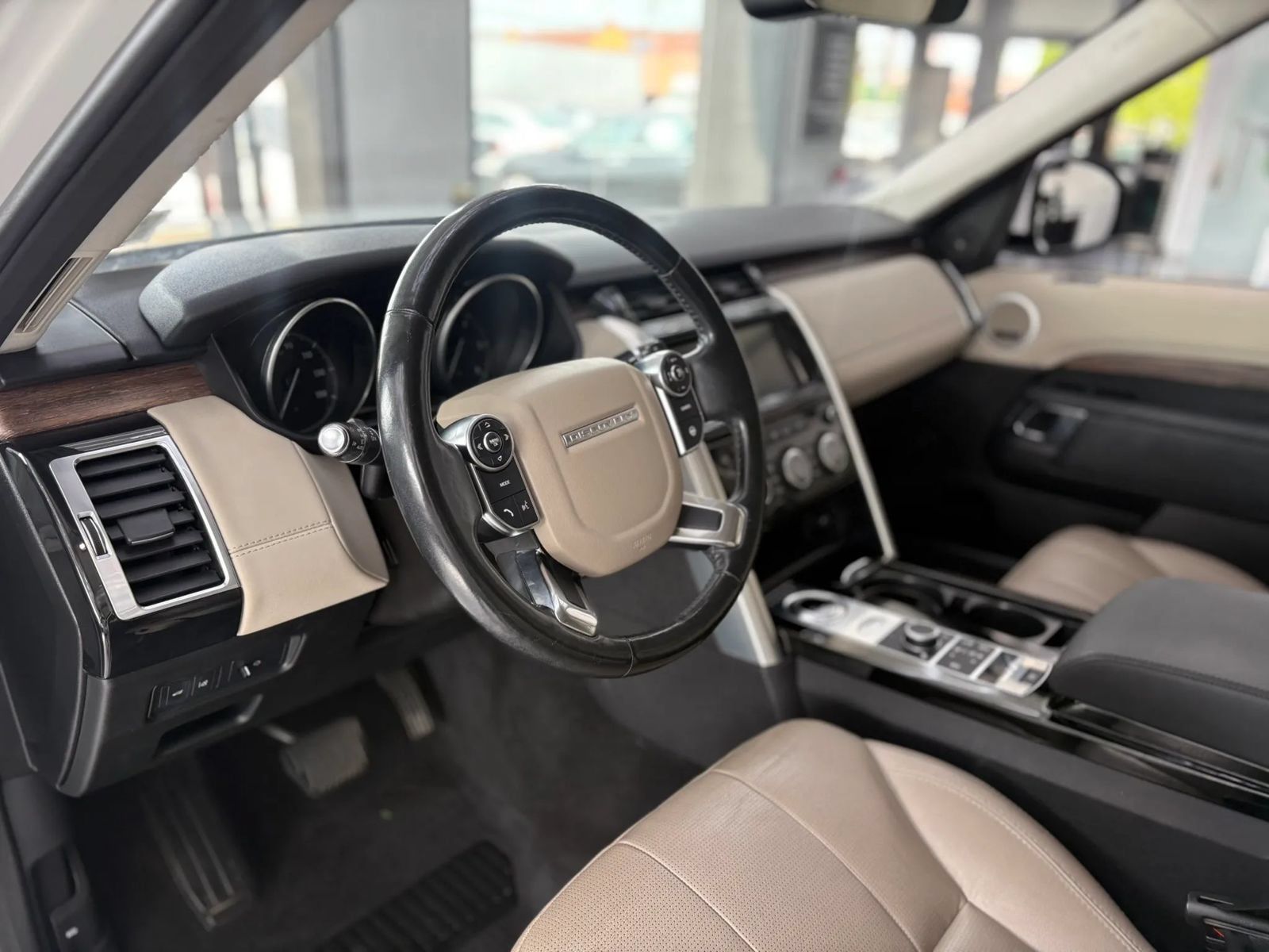 Used 2017 Land Rover Discovery HSE AWD/4WD image 8