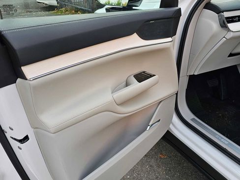 New 2025 Volvo EX90 Plus w/ Protection Package Premier image 19
