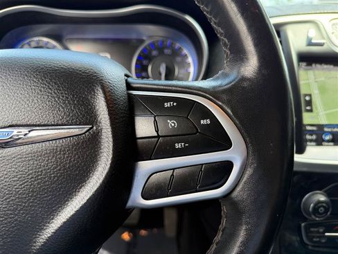 Used 2019 Chrysler 300 Limited AWD/4WD image 35