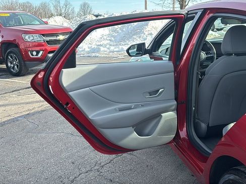 Used 2025 Hyundai Elantra SEL FWD image 28