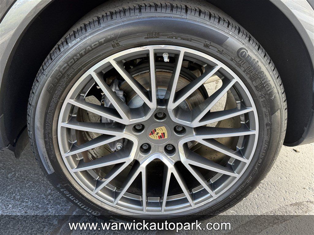 Used 2022 Porsche Cayenne AWD/4WD image 17