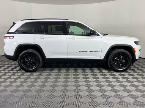 New 2026 Jeep Grand Cherokee Altitude image 13