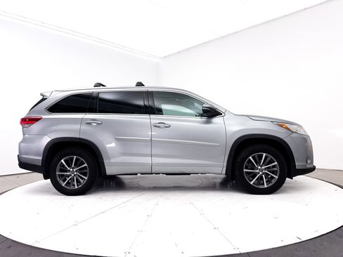 Used 2017 Toyota Highlander XLE w/ Carpet Mat Package AWD/4WD image 37