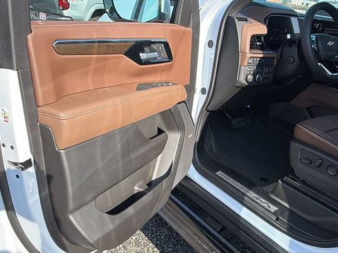 New 2026 Chevrolet Suburban High Country image 11