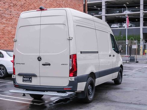 Used 2024 Mercedes-Benz Sprinter 2500 image 4