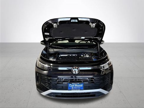 Certified 2025 Volkswagen Tiguan SE FWD image 22