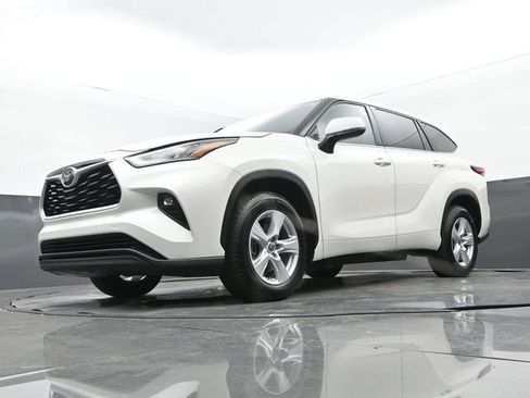 Used 2020 Toyota Highlander LE FWD image 28