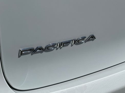 Used 2023 Chrysler Pacifica Touring-L FWD image 27
