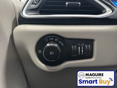 Used 2023 Chrysler Pacifica Touring-L image 17