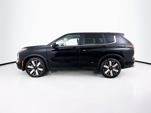 Used 2025 Mitsubishi Outlander SE image 4