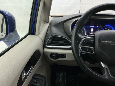 Used 2020 Chrysler Pacifica Touring w/ Advanced Safetytec Group FWD image 32