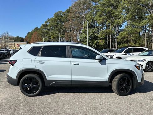 New 2026 Volkswagen Taos SE image 4