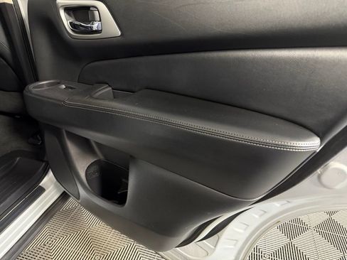 Used 2020 Nissan Pathfinder SV image 29