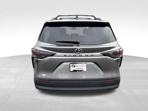 Used 2026 Toyota Sienna LE FWD image 4