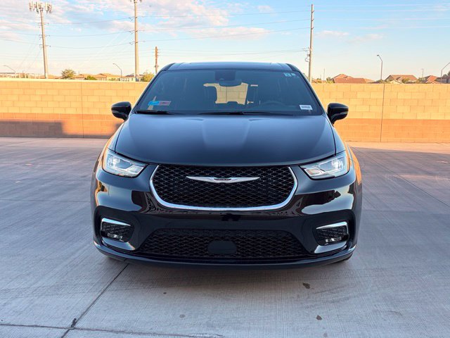 Used 2026 Chrysler Pacifica Limited FWD image 4