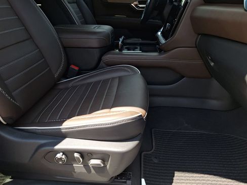 Used 2025 GMC Yukon Denali Ultimate AWD/4WD image 30