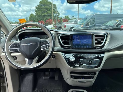 Used 2017 Chrysler Pacifica Limited FWD image 23