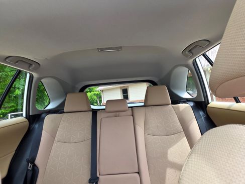 Used 2021 Toyota RAV4 XLE w/ Convenience Package FWD image 15