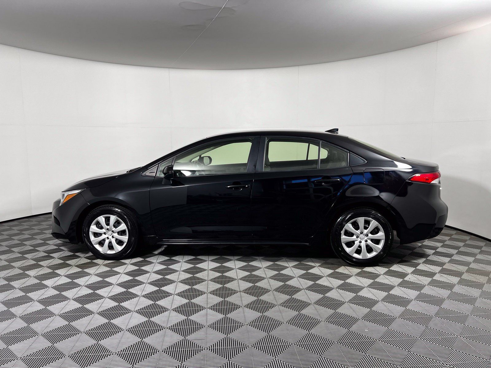 Used 2025 Toyota Corolla LE FWD image 8
