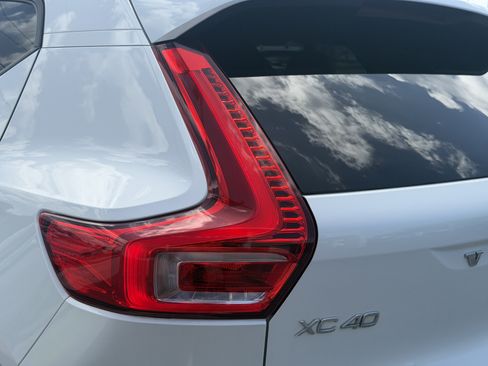 Used 2021 Volvo XC40 T5 Momentum w/ Protection Package Premier AWD/4WD image 9