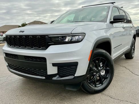 Used 2024 Jeep Grand Cherokee L Altitude image 3