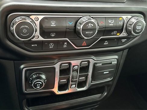 Certified 2022 Jeep Gladiator Willys image 20