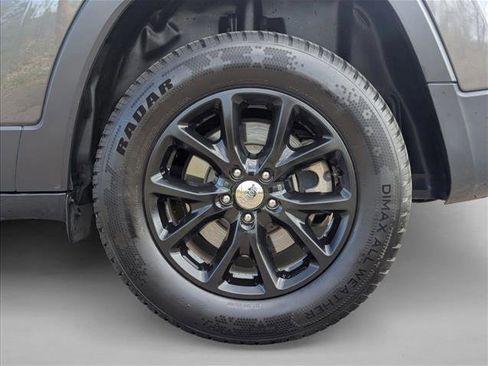 Used 2017 Jeep Cherokee Latitude w/ Cold Weather Group image 23