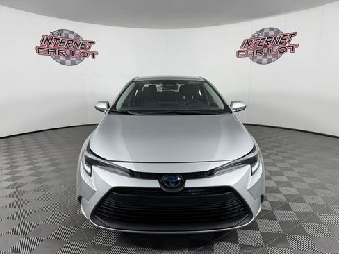 Used 2025 Toyota Corolla LE FWD image 2