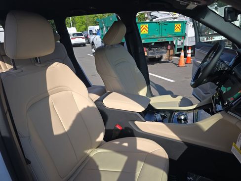 New 2026 Jeep Grand Cherokee Limited RWD image 10