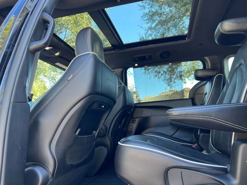 Used 2025 Chrysler Pacifica Limited image 30