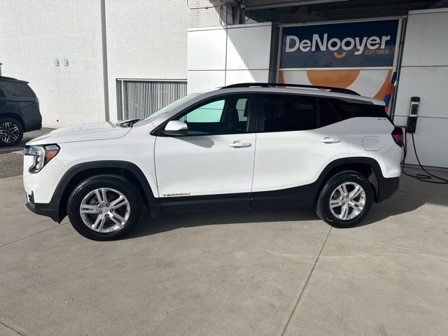 Used 2024 GMC Terrain SLE w/ Driver Convenience Package AWD/4WD image 13
