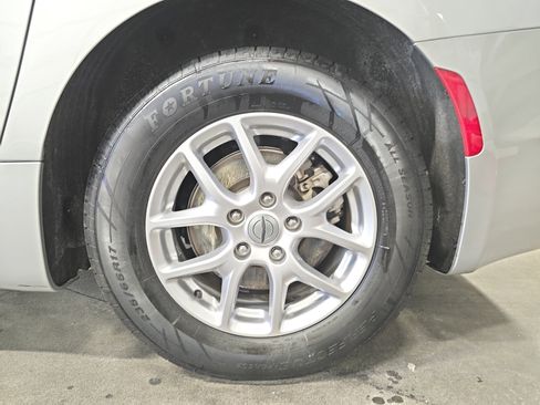 Used 2024 Chrysler Pacifica Touring-L image 29