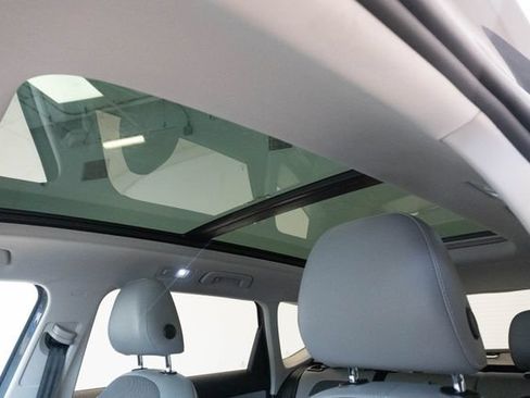 Used 2023 Volkswagen Taos SE w/ Panoramic Sunroof Package FWD image 5