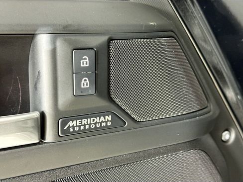 Used 2025 Land Rover Defender 110 X-Dynamic SE image 23