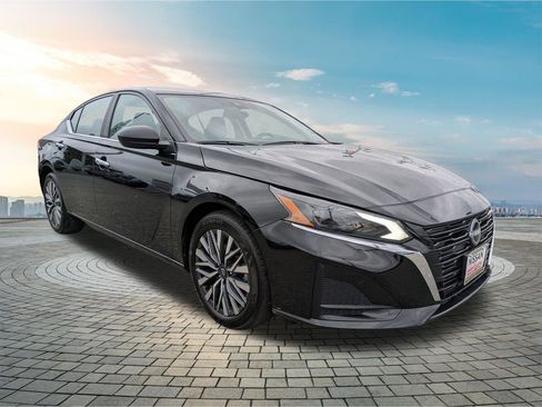 Used 2025 Nissan Altima 2.5 SV FWD image 2