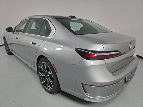 Used 2025 BMW i7 xDrive60 w/ Premium Package image 8