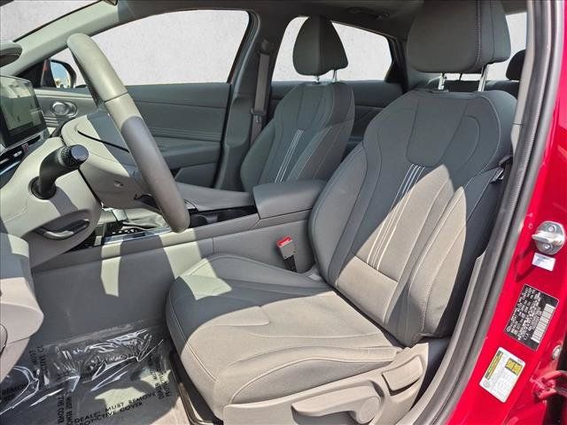 Used 2024 Hyundai Elantra SEL w/ Convenience Package FWD image 17
