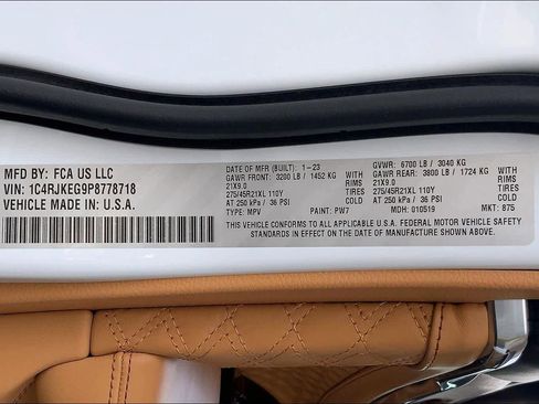 Used 2023 Jeep Grand Cherokee L Summit AWD/4WD image 34