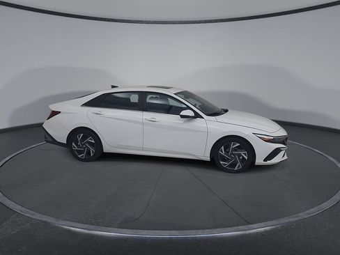 Used 2025 Hyundai Elantra Limited FWD image 18