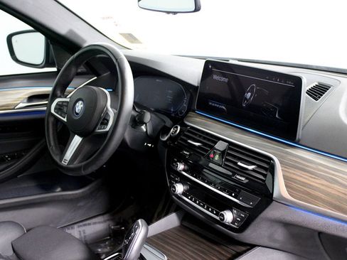Used 2023 BMW 530e w/ M Sport Package image 16