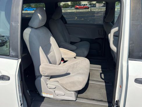 Used 2020 Toyota Sienna L FWD image 15