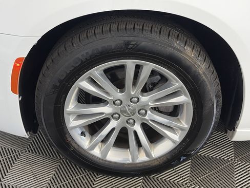 Used 2017 Chrysler 300 Touring w/ Value Package RWD image 13