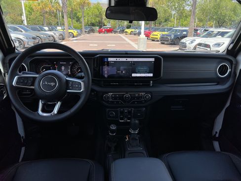 Used 2025 Jeep Wrangler Unlimited Sahara AWD/4WD image 27