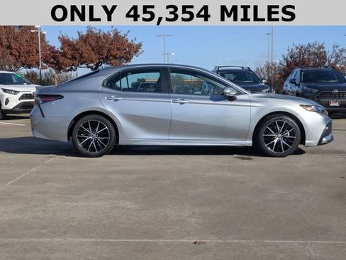 Used 2024 Toyota Camry SE image 4